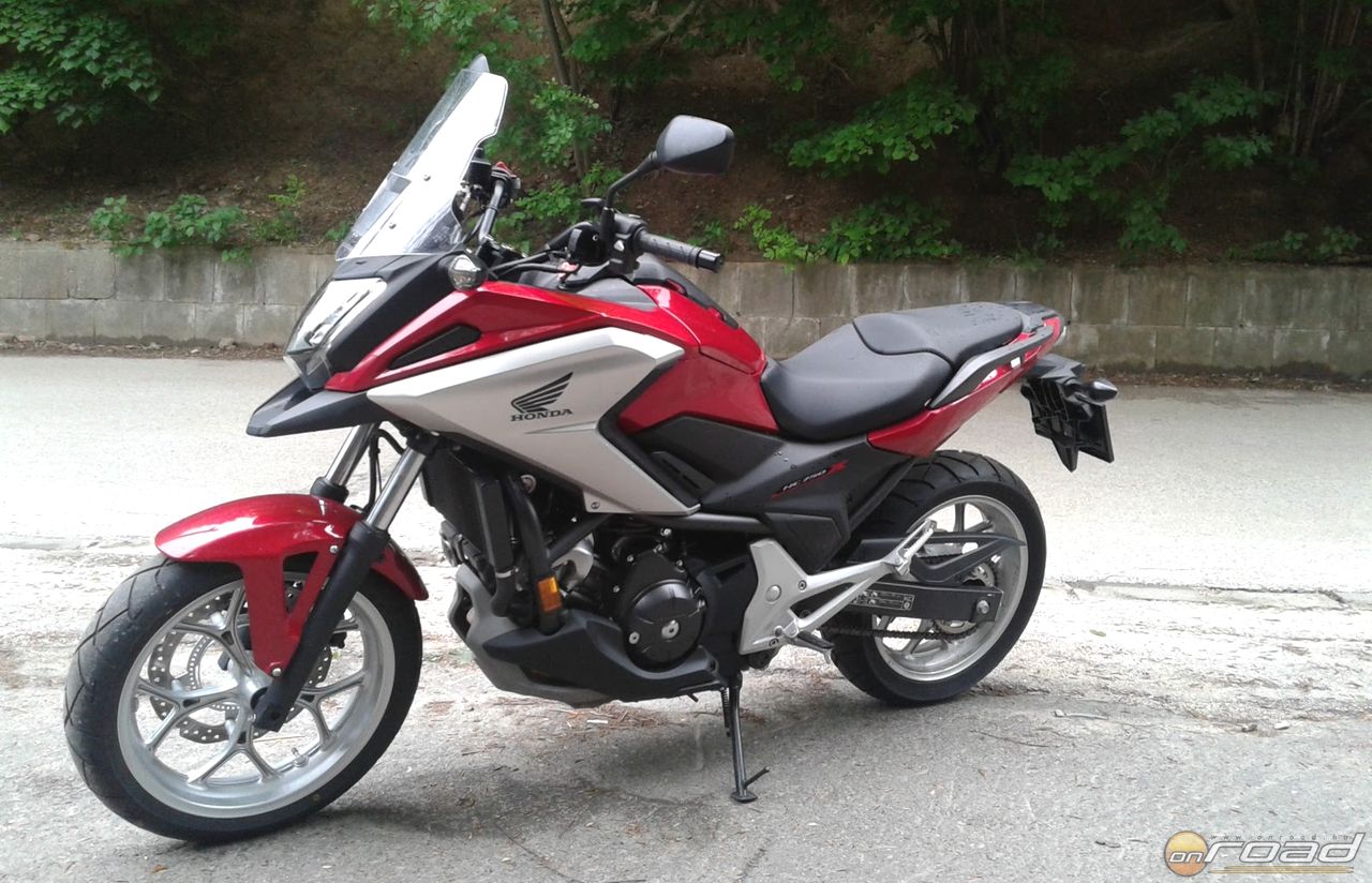 Színes eminenciás: Honda NC750X 2016 DCT teszt