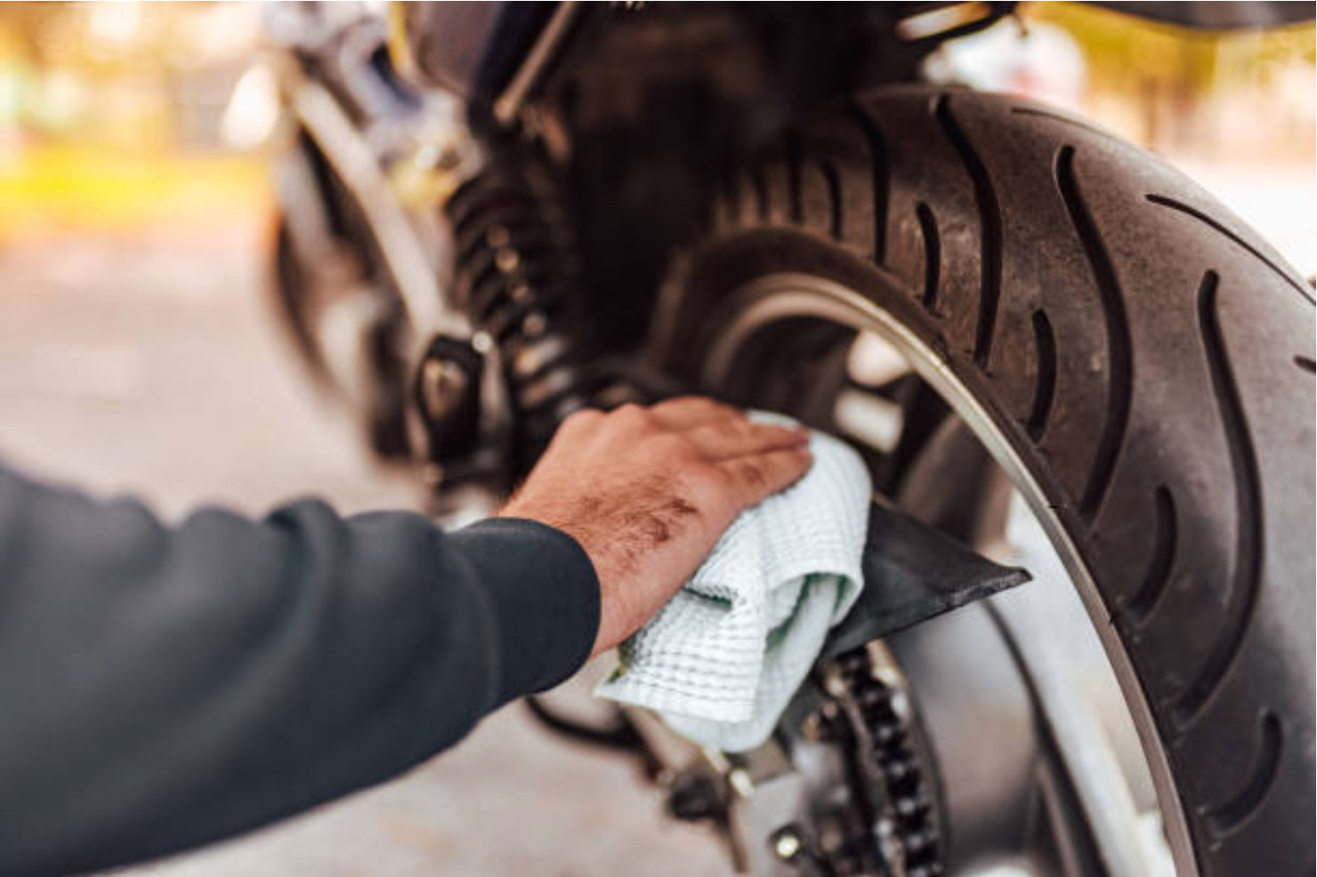 Hogyan ne okozz kárt motorodban és ruházatodban tisztítás közben!